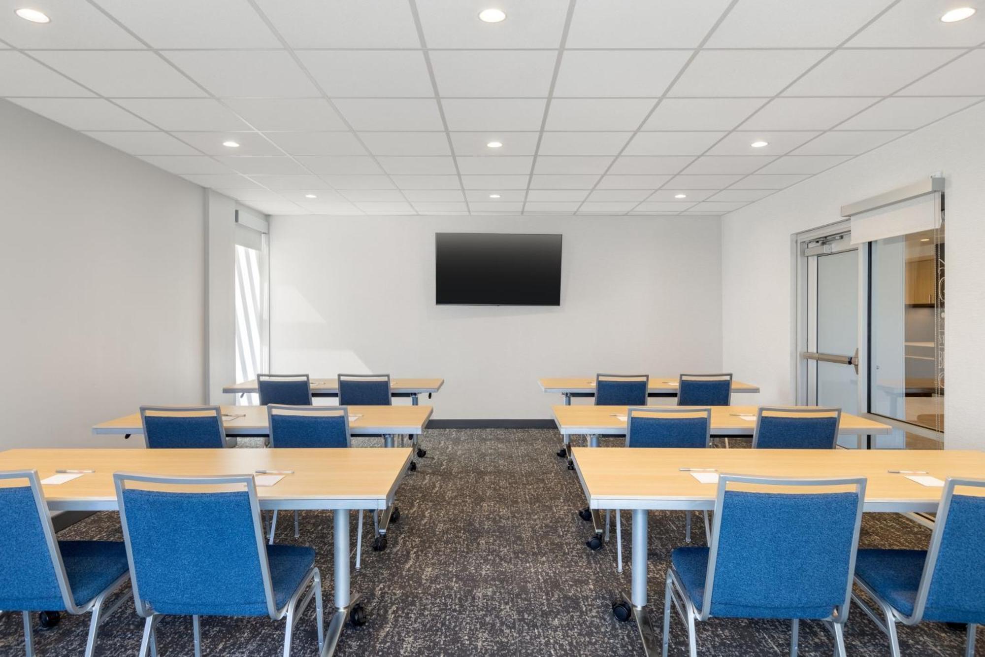 Towneplace Suites By Marriott Geneva At Spire Academy Exteriör bild