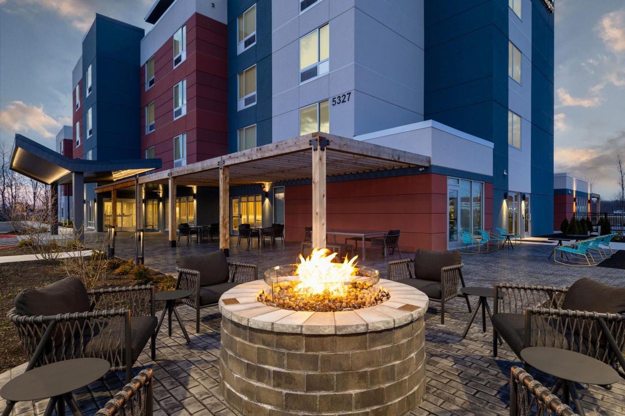 Towneplace Suites By Marriott Geneva At Spire Academy Exteriör bild